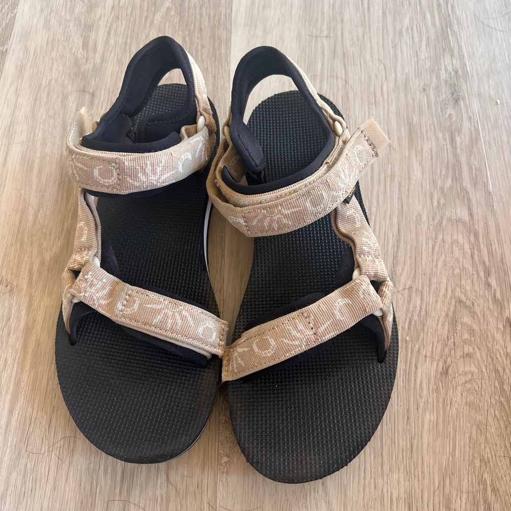 Size 9 Teva Women's Universal Trail Sage Sandals